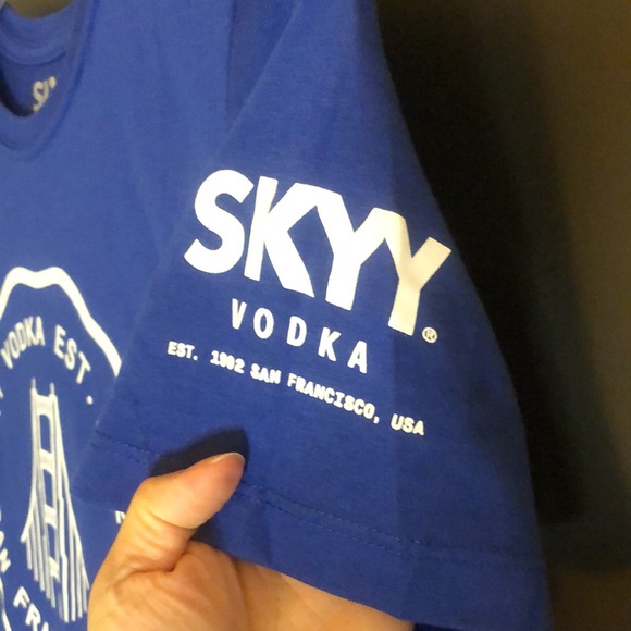 🍸 NWOT! Skyy Vodka signature blue sustainable t-shirt size small - Picture 7 of 13